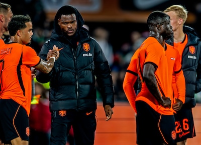 Voetbalpodcast | ‘Is er ooit een beter opgebouwde carrière geweest dan die van Denzel Dumfries?’