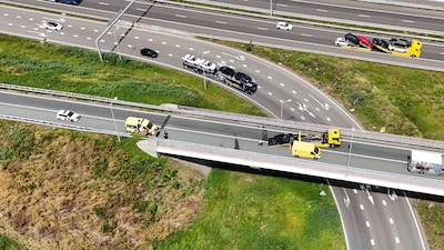 Drie voertuigen botsen op fly-over naar A59 bij Waalwijk: één bestuurder naar ziekenhuis