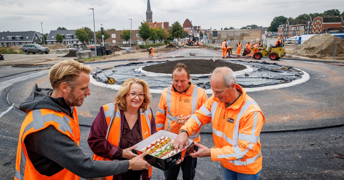 Nieuwe rotonde in Steenwijk klaar, oplevering gevierd met taart