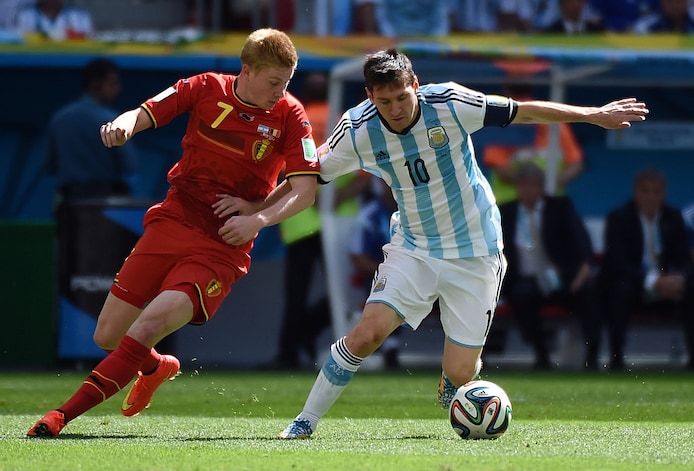 kevin-de-bruyne-en-lionel-messi-in-duel-tijdens-de-kwartfinale-van-het-wk-2014-in-brazilie