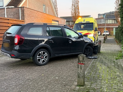 Vrouw klapt met auto tegen paaltje in Beusichem en raakt gewond