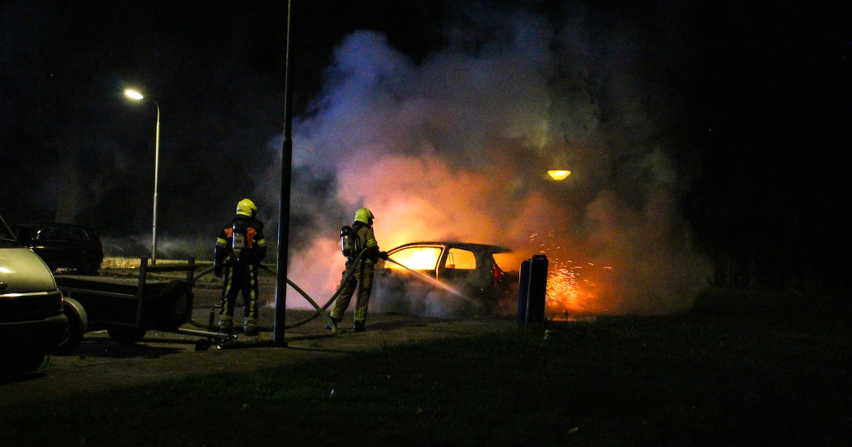 Auto brandt uit op Gealanden in Leeuwarden