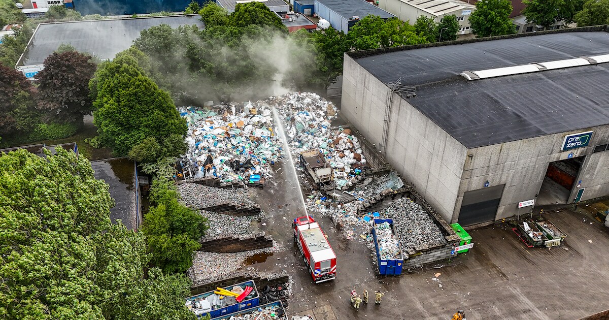 Brand bij afvalverwerker aan Vasco da Gamastraat in Emmen