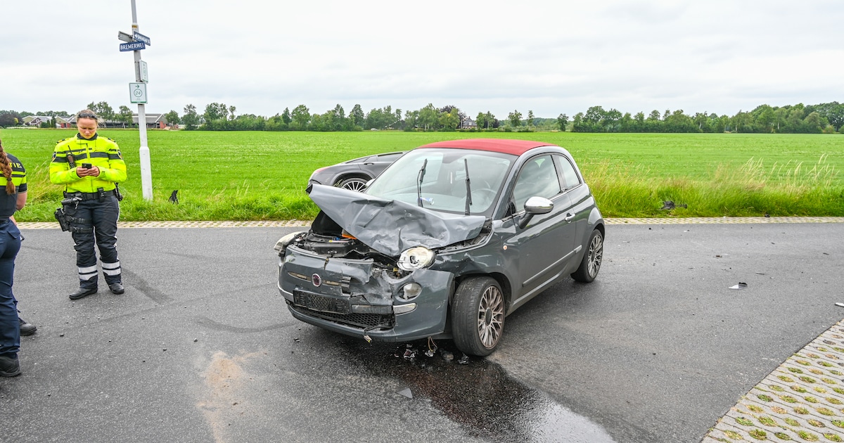 Auto raakt te water na botsing op kruising Bremerwei en Dwarswyk in Siegerswoude