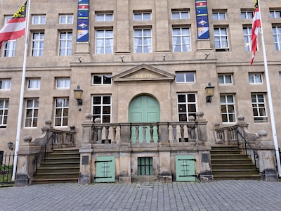 Traditionele trouwfoto’s op bordes van het stadhuis zitten er even niet in