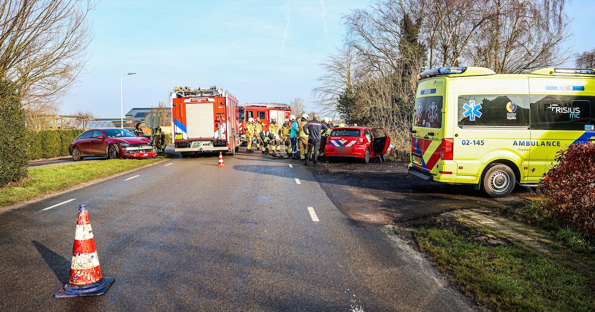 Brandweervoertuig en auto in botsing op de Hoge Dijk in Rotsterhaule