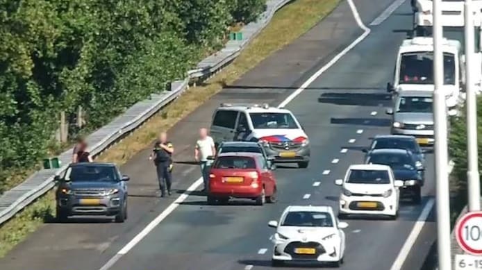De auto kwam in tegenstelde richting op de weg tot stilstand.
