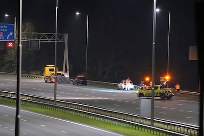 Opnieuw gaat het mis bij Apeldoorn: A50 urenlang dicht door stenen op de weg