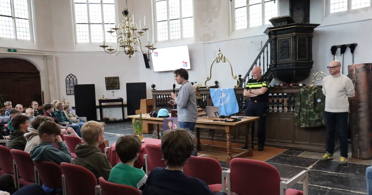 Herdenkingsboekjes Tweede Wereldoorlog uitgereikt aan basisschoolleerlingen in Opmeer