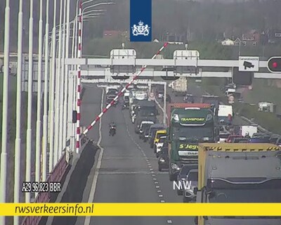 Uur vertraging op A29 door defecte slagboom Haringvlietbrug