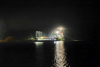 Vrachtschip ramt kabels van pont bij Eck en Wiel