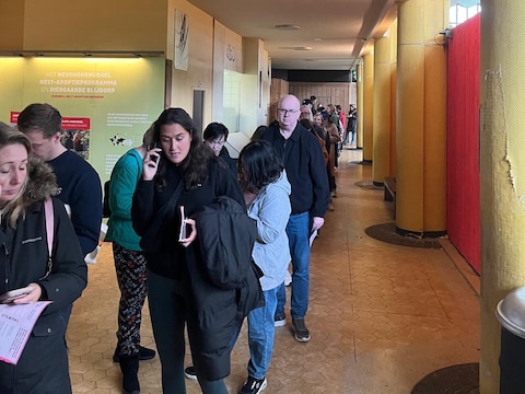 Stemmers in de rij bij Diergaarde Blijdorp.