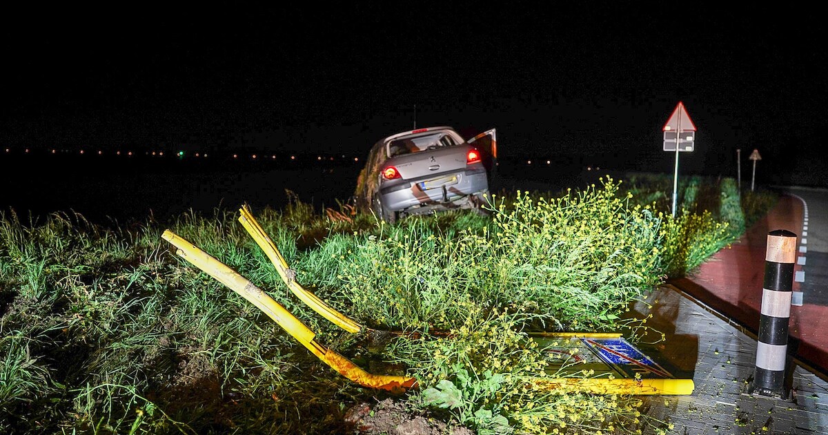 Automobilist ramt plaatsnaambord op Westerdijk in Hoorn