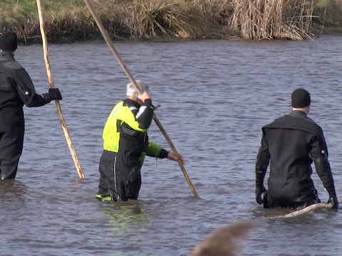 De politie op zoek naar delen van het stoffelijk overschot van Ichelle.
