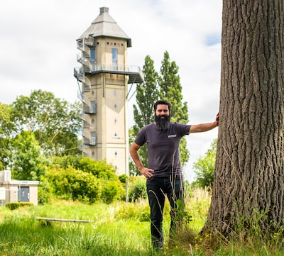 Casper woont in de watertoren en heeft er een restaurant: ‘Hier kun je het doen zoals je het zelf wilt’