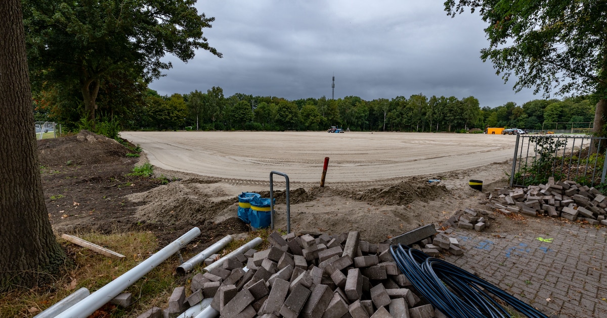Uitgerekend de droogte vertraagt de aanleg van kunstgrasvelden