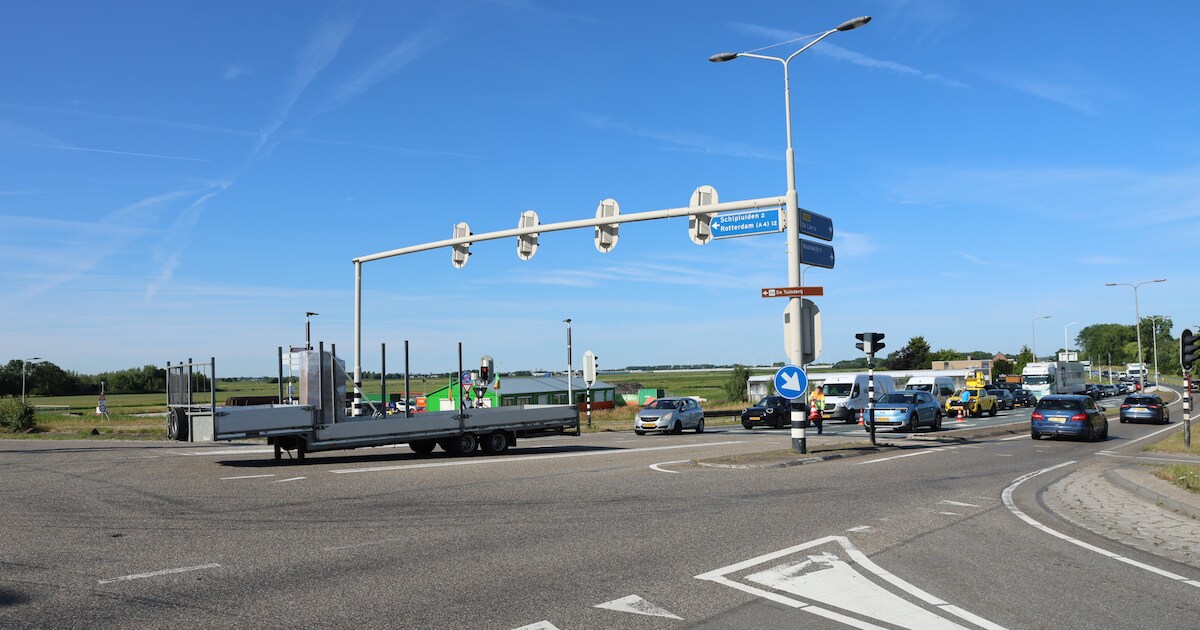 Vrachtwagen verliest trailer op kruispunt van N223 bij Den Hoorn