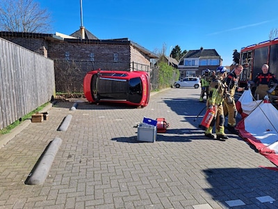 Auto belandt op zijn kant op parkeerplaats in Almelo