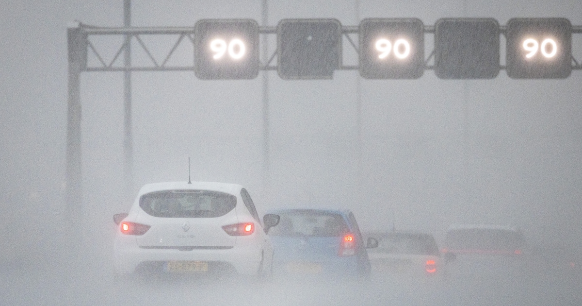 Druk op de wegen rond Utrecht door flinke mist en ongelukken, maar ‘normaal voor donkere novembermaa