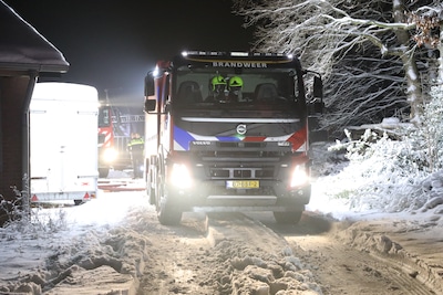 Shovel in schuur in Harskamp vliegt in brand