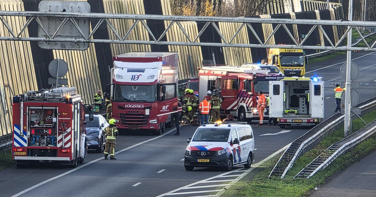 Bestuurder van bakwagen zwaargewond na botsing met vrachtwagen op de A15 bij Gorinchem