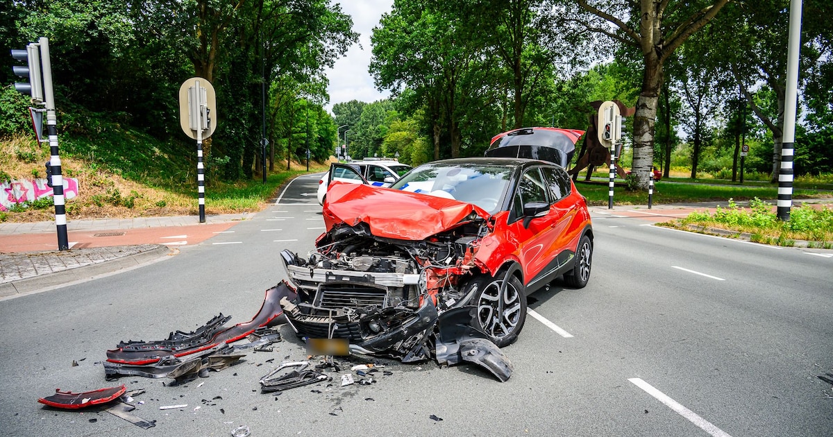 Auto total loss na botsing tegen bus in Breda