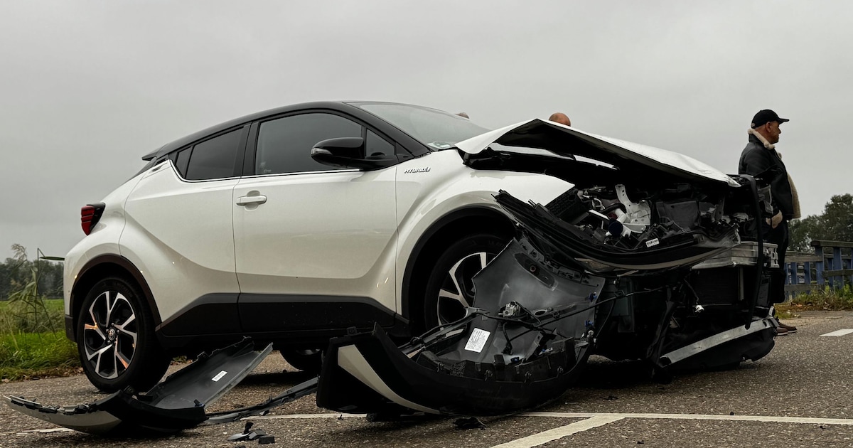 Flinke schade door botsing tussen twee auto’s in Beek en Donk