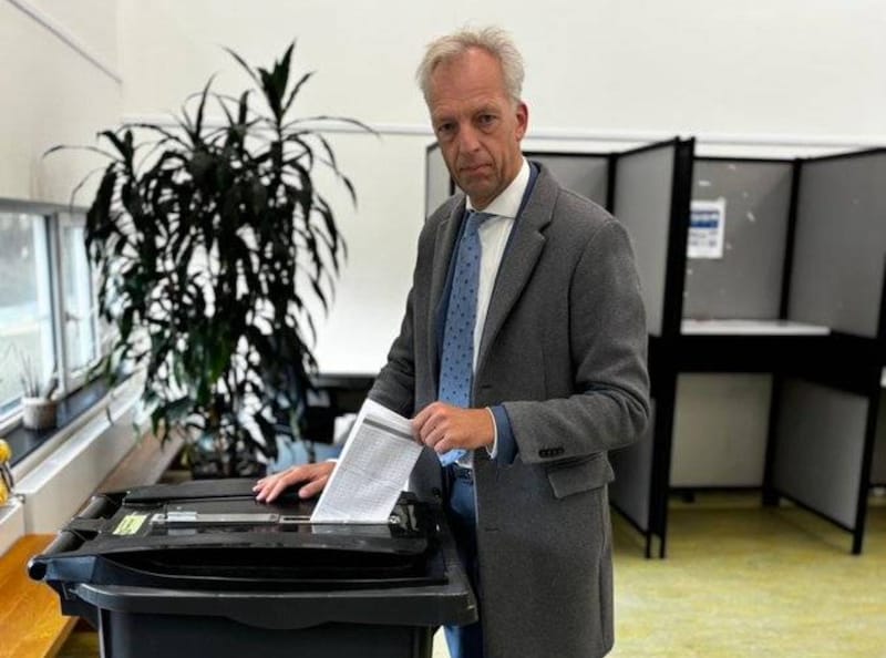 Burgemeester Sjors Fröhlich brengt zijn stem uit.