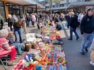 Kleedjesmarkt voor kinderen in winkelcentrum Colmschate