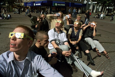 Waarom wil elke Tukker erbij zijn als het licht uitgaat? 27 jaar na 1999 is de eclipskoorts terug