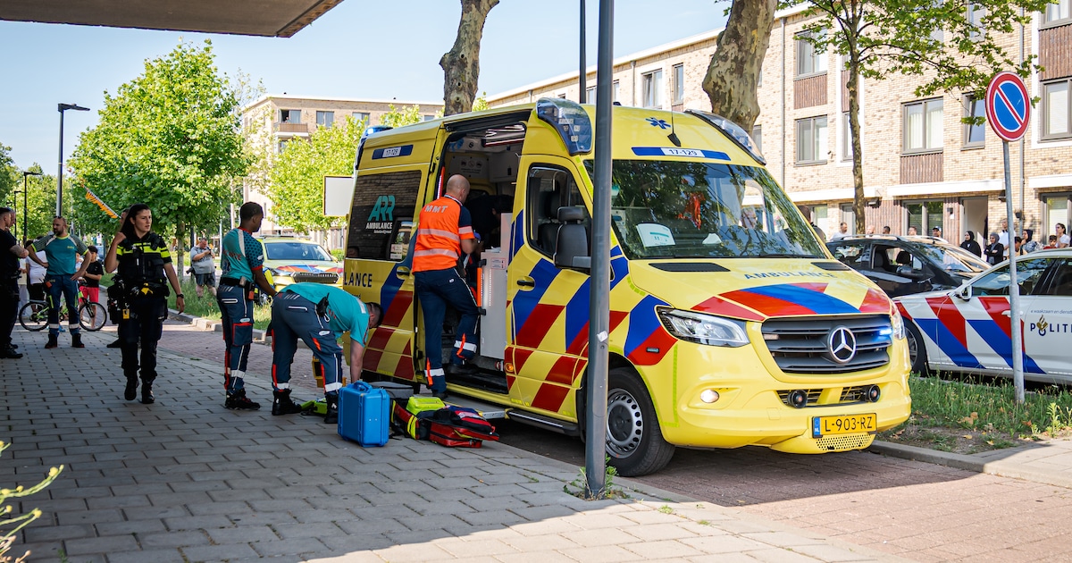 Peuter zwaargewond na val uit raam van derde verdieping in Schiedam