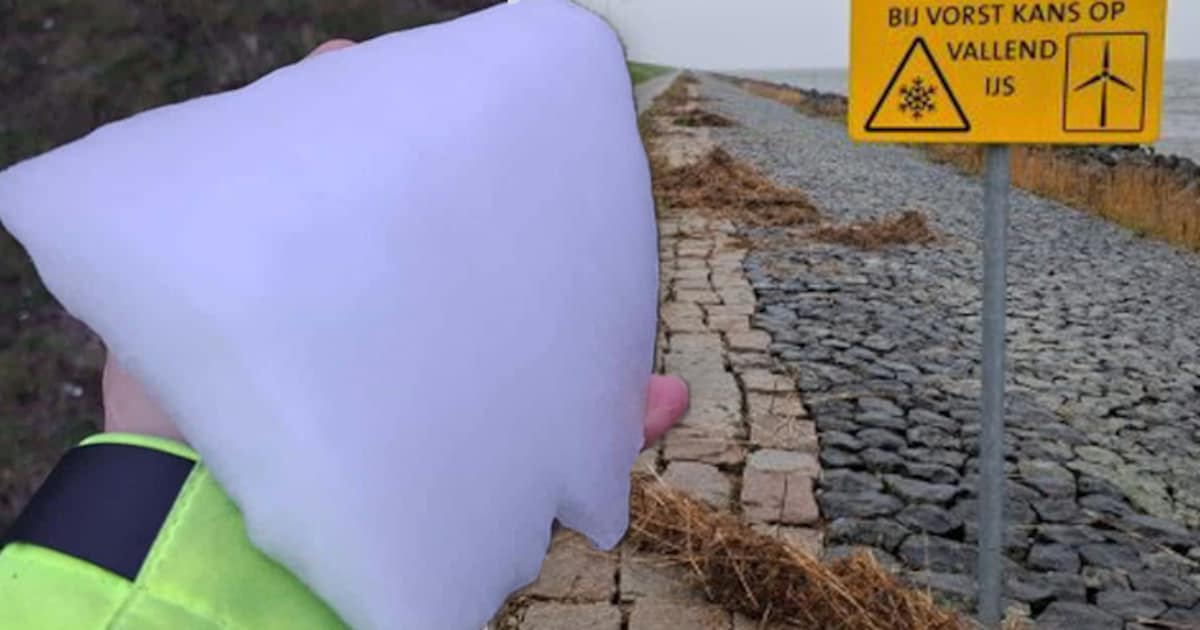 Waterschap waarschuwt voor ijs dat van windmolens in de polder klettert