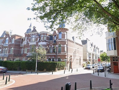 Torentje erbij: dit klassieke herenhuis in het Statenkwartier is verrassend kleurrijk