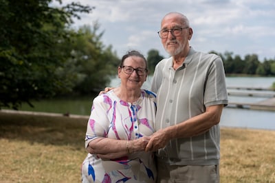 ’s Morgens een zoontje, ’s avonds een zusje: Theo (81) en Loes (78) bewaren dit bijzondere familieve