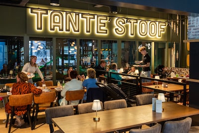 ‘Zwientie tikken’ en arretjescake: na megaverbouwing is Tante Stoof bijna niet meer te herkennen