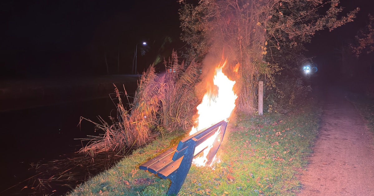 Brandweer in Kollum komt twee keer in actie voor brandende bankjes langs De Omloop