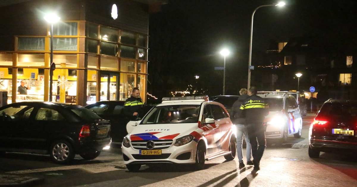 Tien aanhoudingen in Rijnsburg nadat hulpverleners worden bekogeld met vuurwerk