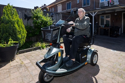 Maar tien minuutjes werk, toch moest Janus (91) door Welzorg twee weken wachten op nieuwe band