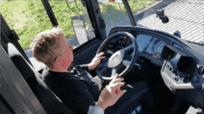 Voor het eerst zelf achter het stuur van de bus: ‘Waar zit die snelheidsmeter eigenlijk?’