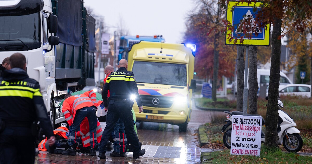 Scooterrijder overgebracht naar ziekenhuis na botsing met vrachtwagen in Sappemeer | 112 nieuws Midd
