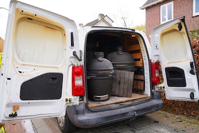 Barbecue veroorzaakt brand in laadruimte van bestelbus in Haaren