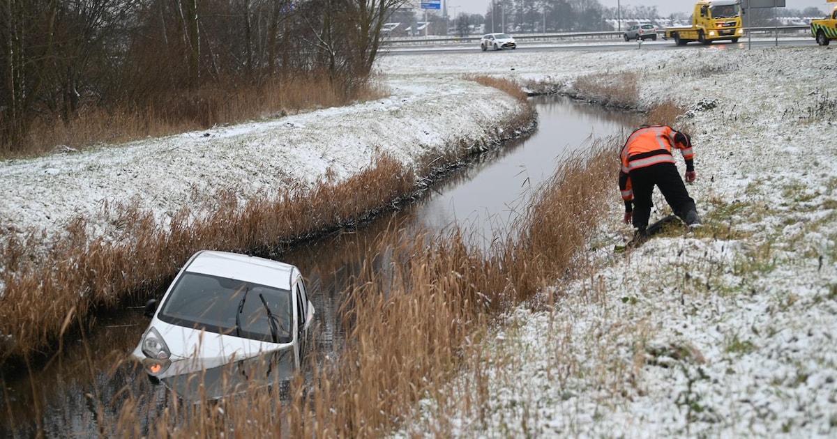 Auto belandt in Noordervaart in Stompetoren