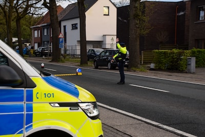 Vrouw met levenslang rijverbod botst met bromfietser in Essen