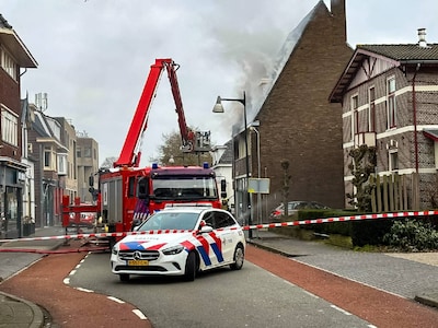 Dakbrand bij gebouw in Apeldoorn geblust: meerdere kamers beschadigd
