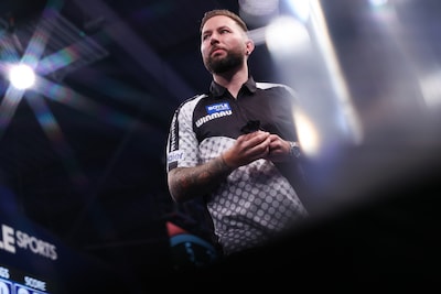 Danny Noppert kansloos onderuit tegen Van Gerwen-beul, Wessel Nijman later in actie