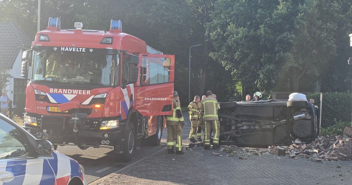 Auto belandt op zijn kant aan Van Helomaweg in Havelte