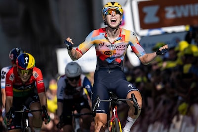 Oppermachtige Lorena Wiebes sprint naar winst en gele trui in openingsrit Tour Femmes: ‘Ik kan het bijna niet geloven’
