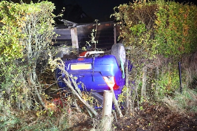Automobiliste onder invloed slaat over de kop in Lunteren en belandt in tuin