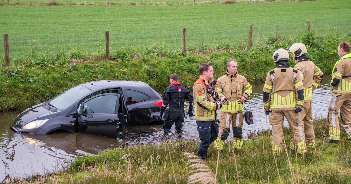 Auto belandt in de sloot langs de A27 tussen Maartensdijk en Hollandsche Rading