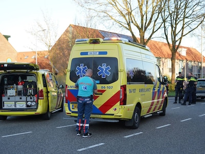 Botsing tussen fietser en auto op Nieuwe Deventerweg in Zwolle